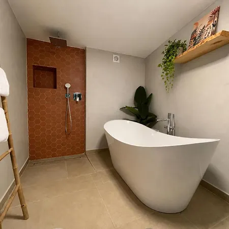 Holiday home - Vinha & Jardim - Adults-only Met Hottub & Zeezicht *